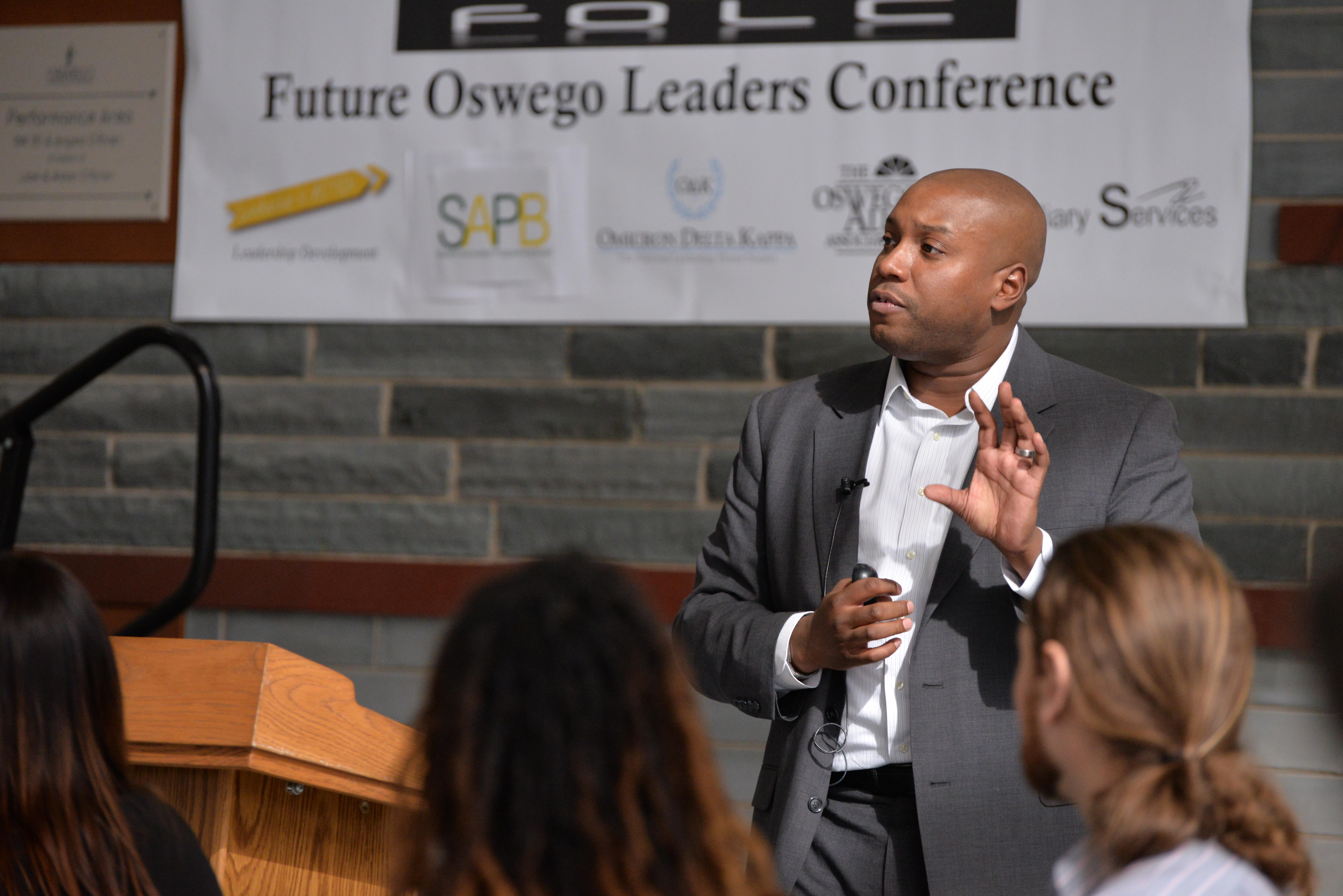 Saleem M. Cheeks ’01 engages with students and members of the SUNY Oswego community at the Future Oswego Leaders Conference, held on campus in 2016.