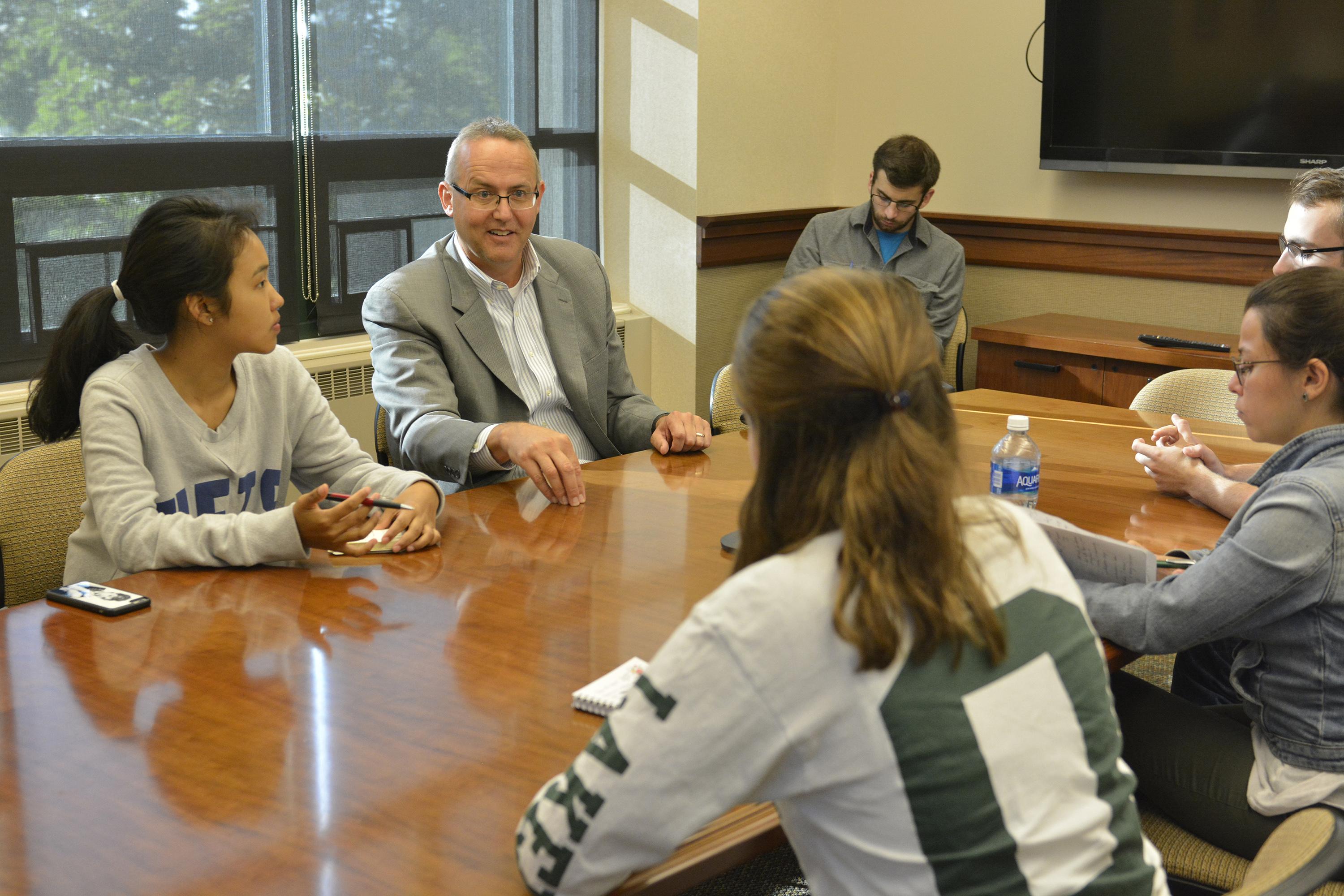 School of Business alumnus Kevin Stickles working with students