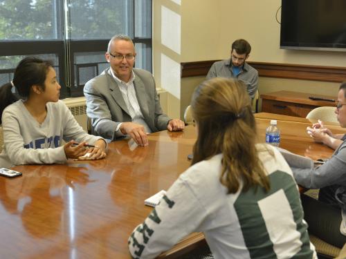 School of Business alumnus Kevin Stickles working with students