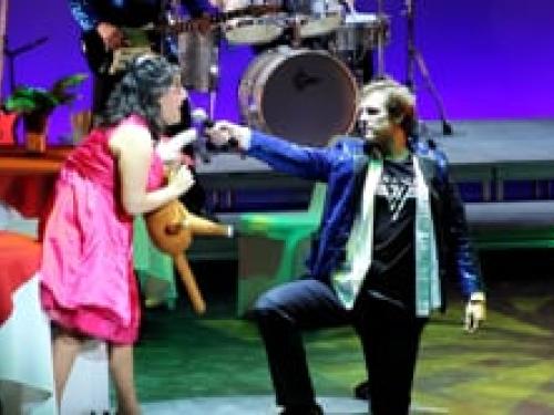 'The Wedding Singer' brings musical romantic comedy to stage