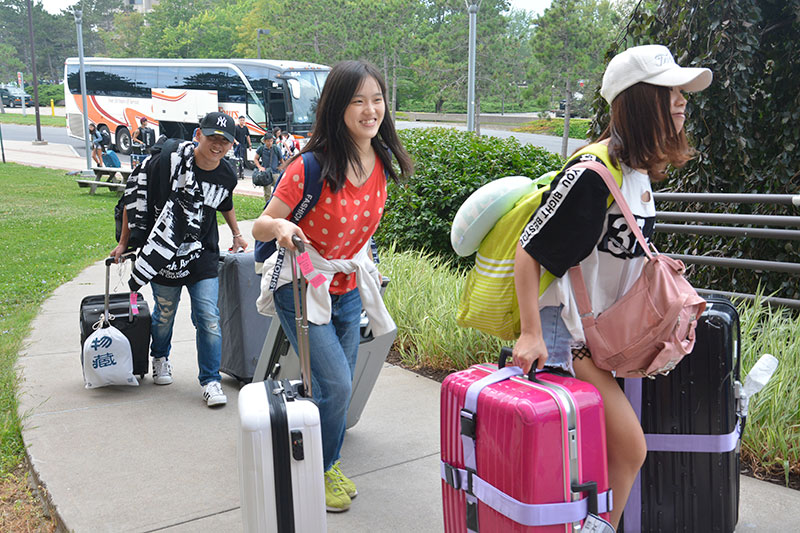 International students moving into Hart Hall