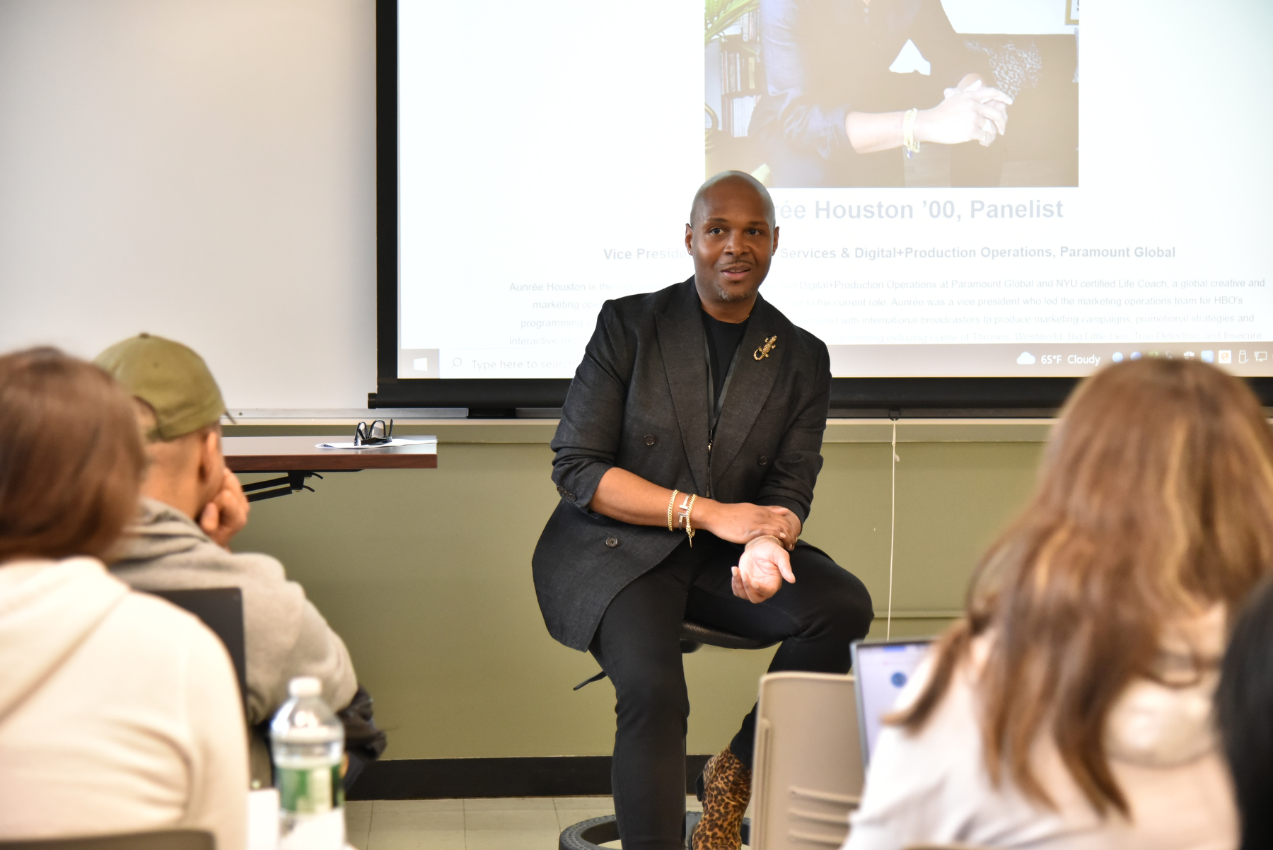 Lewis B. O’Donnell Media Summit panelists and alumni Career Connectors spoke to classes the morning prior to the featured panel discussion on Oct. 25. Panelist Aunree Houston, a 2000 graduate and vice president of account services and digital production for Paramount+, speaks to a public relations class taught by Taejin Jung in Mahar Hall.