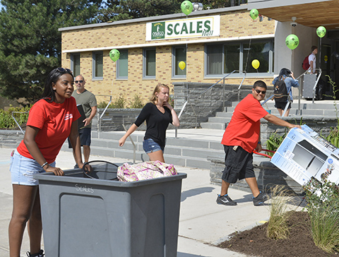 Red Carpet Crew helping students move in