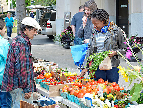 Students shop at farmers market